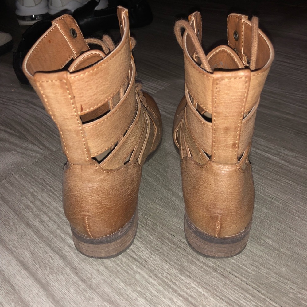 Boots - Picture 4 of 8